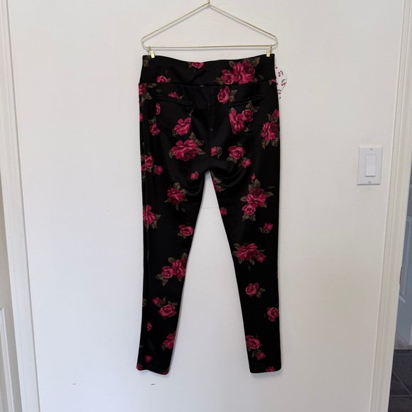 Fun Roses+Black Jeggings - Picture 3 of 3